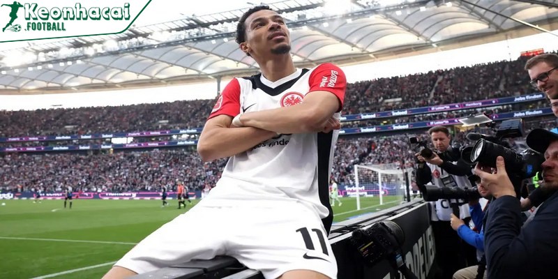 Chelsea nhận báo giá "khủng" cho Hugo Ekitike từ Frankfurt 2 Hugo Ekitike lọt tầm ngắm Chelsea sau mùa giải bùng nổ