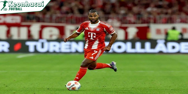 Tiền vệ cánh phải hay nhất mọi thời đại