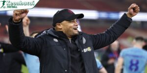 Trung vệ Kompany tung cú sút xa không tưởng đưa bóng vào lưới Leicester