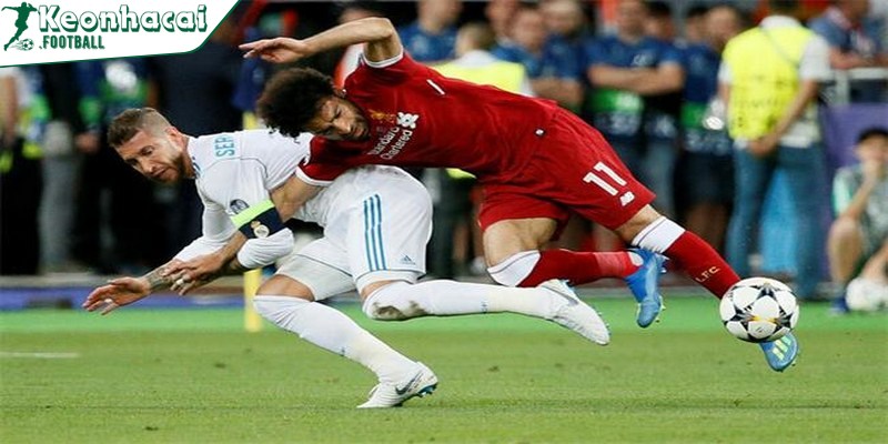 Đánh nguội là gì? Bị xử phạt thế nào vào tình huống này? 4 Tình huống đánh nguội đáng chú ý trong bóng đá