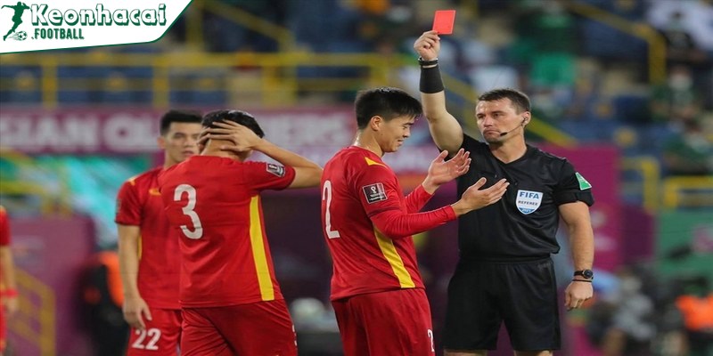 VAR là gì? Công nghệ VAR quan trọng như thế nào? 3 Thẻ đỏ là hình phạt nặng nhất mà trọng tài có thể đưa ra